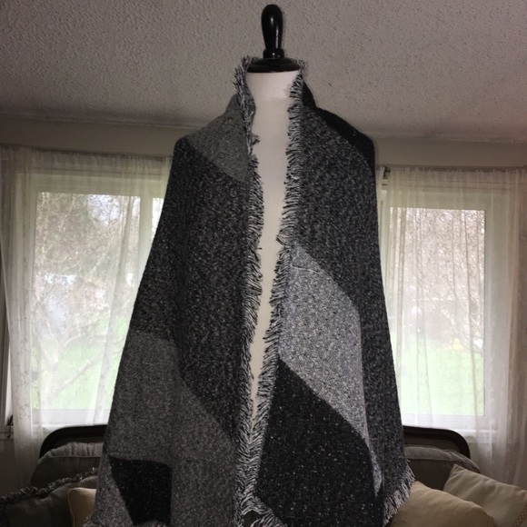 NEW Beautiful Grey and Black Wrap/Scarf - Picture 5 of 6